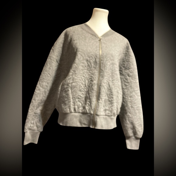 Gap women’s Gray Quilted Bomber Jacket Size XXL
BIN C - Picture 3 of 7